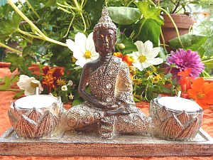 Teelichthalter meditierender Buddha mit Glitzer und Halter für 2 Teelichter